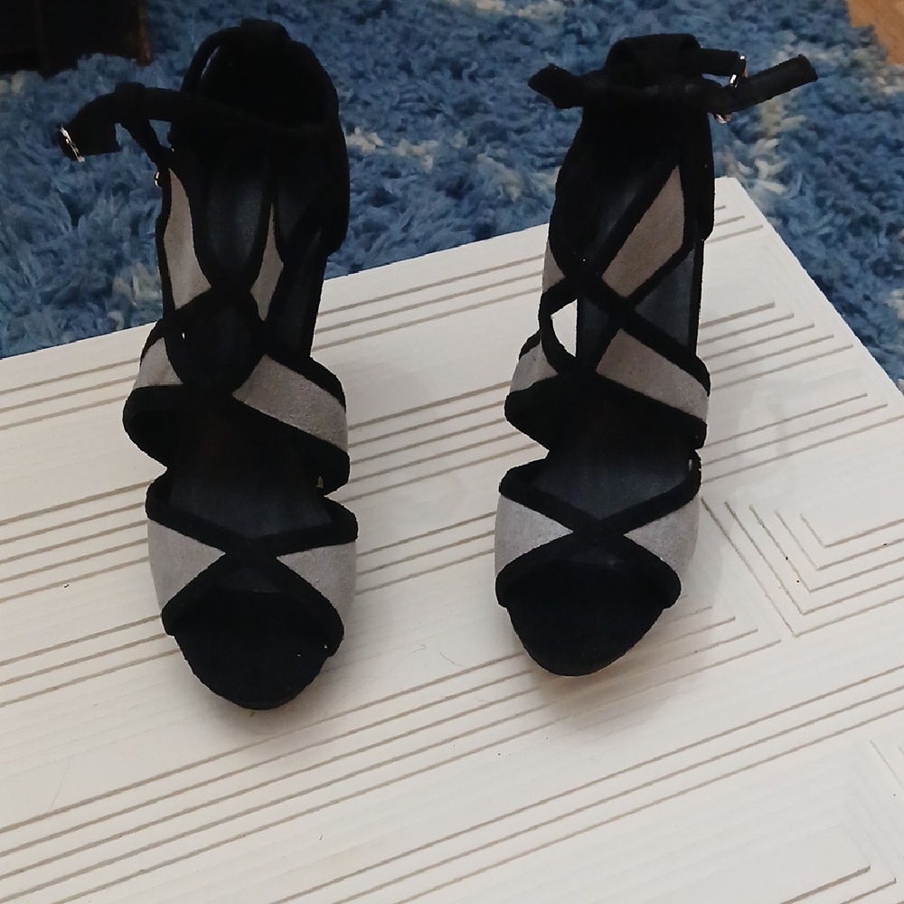 🏷3/$15 Women's Heels - Picture 2 of 2